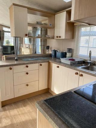 "Willow caravan with WiFi at Holbourne Cotswold" — photo 2