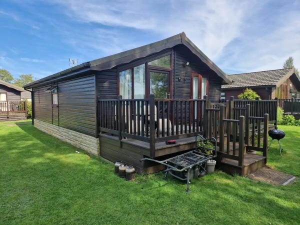 27 Butterfly Lodge at Cotswold Hobourne, WiFi & Countryside Views" 27 Butterfly Lodge at Cotswold Hobourne, WiFi & Countryside Views" — photo 1 of 7