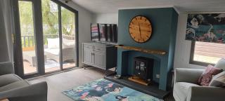 29 Dragonfly Lodge at Hoburne Cotswold with Countryside Views" — photo 5