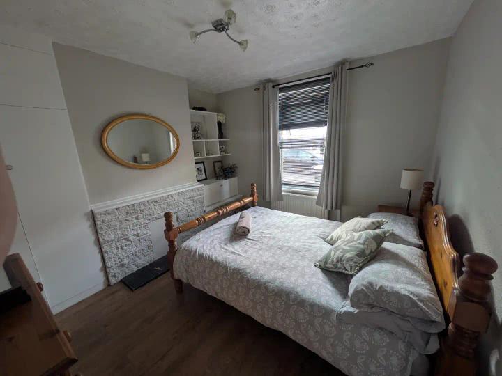 "Double Room to Let in Swindon Old Town with WiFi" — main photo