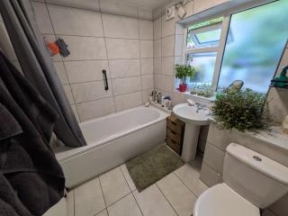 "Double Room to Let in Swindon Old Town with WiFi" — photo 5